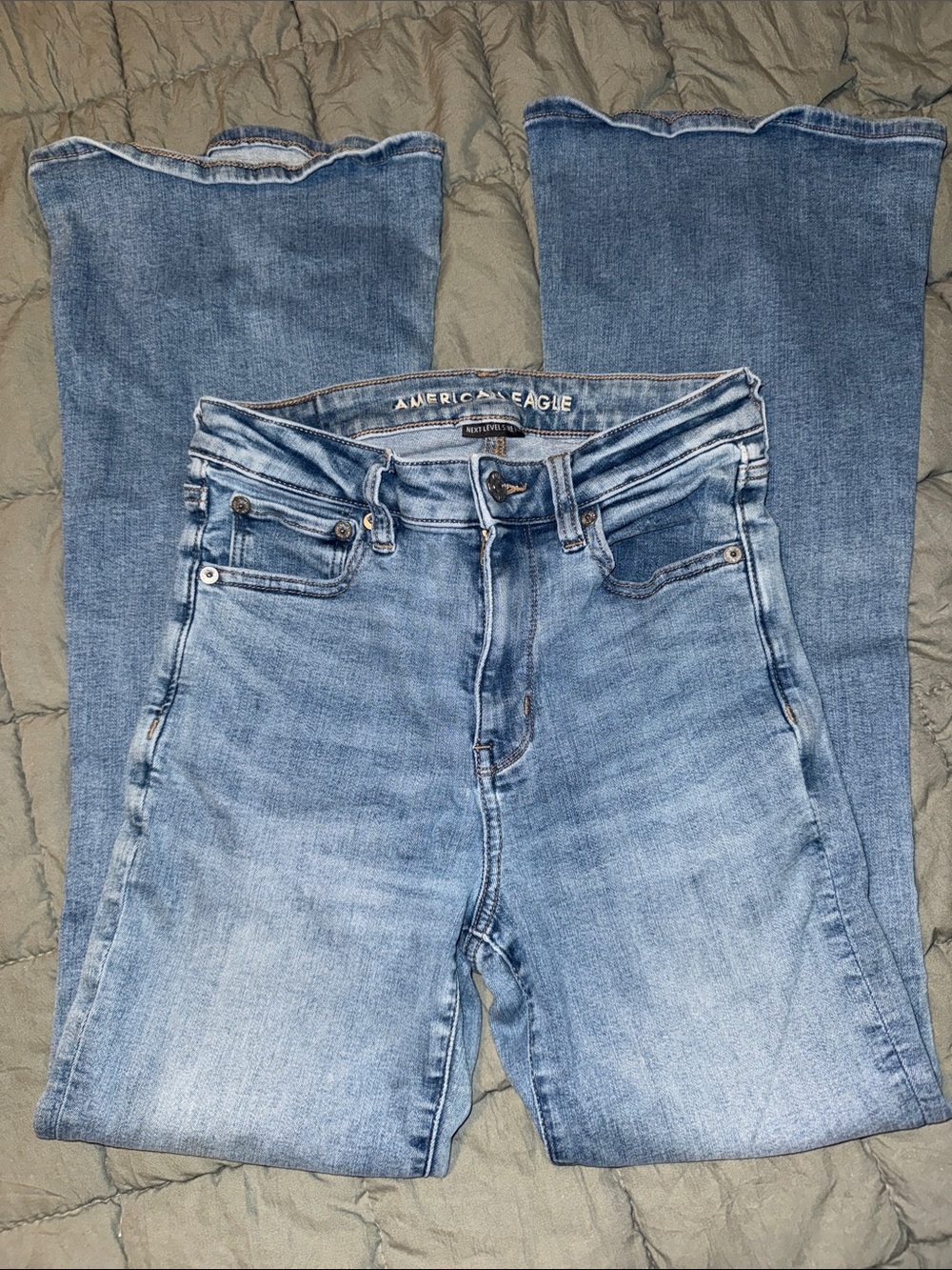American Eagle Outfitters Women's Light Blue Flare Jeans Size 2 SHORT